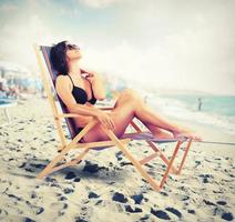 mulher relaxante às a de praia foto