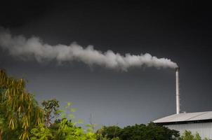 enorme chaminé de fábrica poluindo o ar, chaminé alta emitindo vapor de água e poluição de fumaça, indústria causando poluição foto