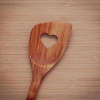 utensílio de madeira com recorte de coração foto