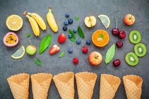 disposição plana de frutas e casquinhas de sorvete foto