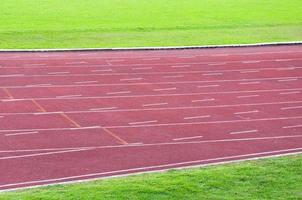 corrida rastrear e verde grama, direto atletismo corrida rastrear às esporte estádio foto