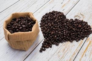 grãos de café dispostos em forma de coração foto