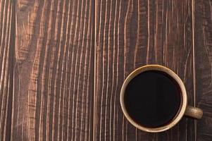 xícara de café em uma mesa de madeira foto