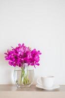 xícara de café com vaso de flores foto