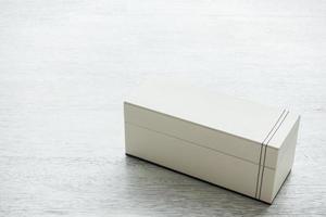 caixa de couro branca com fundo de madeira foto