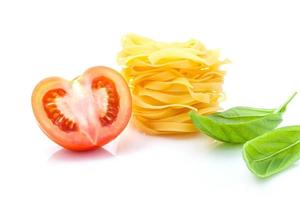 tomate, macarrão e manjericão foto