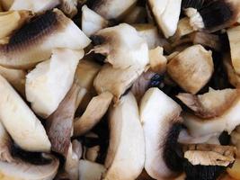 close-up de pilha de cogumelos fatiados