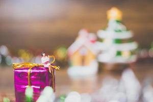 pessoa em miniatura em uma caixa de presente com decoração de celebração de Natal ao fundo foto