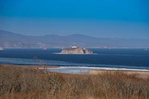 paisagem marinha de uma ilha em um corpo de água com costa em Vladivostok, Rússia foto