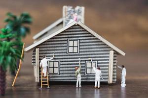 trabalhadores em miniatura pintando uma nova casa, conceito de renovação