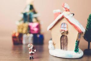 miniatura do papai noel carregando uma sacola, conceito de celebração de natal foto