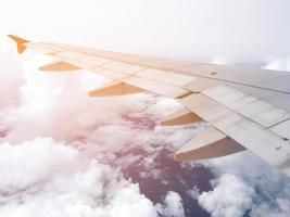 céu azul e nuvem vista através da janela de um avião foto