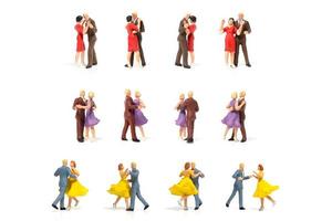 casais em miniatura dançando romanticamente em um fundo branco, conceito de dia dos namorados foto