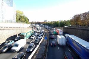 paris, frança - 5 de outubro de 2018 - tráfego congestionado da rua de paris foto