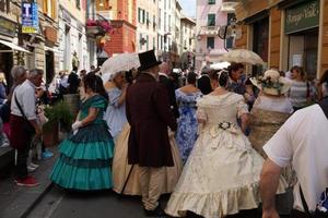 Gênova, Itália - 5 de maio de 2018 - desfile de vestidos do século 19 para exibição da Euroflora no cenário único do Nervi foto