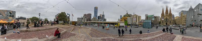 melbourne, austrália - 15 de agosto de 2017 - turista e estudantes na praça da federação foto