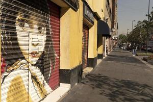 México cidade, México - janeiro 30 2019 - todos a lojas lista baixa portões ter spray pintado grafite foto