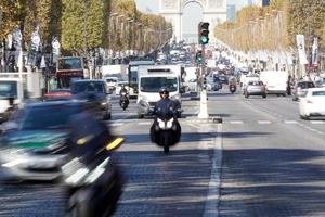 paris, frança - 5 de outubro de 2018 - tráfego congestionado da rua de paris foto