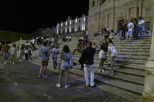 noto, itália - 19 de julho de 2020 - sem distanciamento social na rua após o coronavírus cobiçoso foto