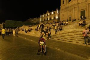 noto, itália - 19 de julho de 2020 - sem distanciamento social na rua após o coronavírus cobiçoso foto