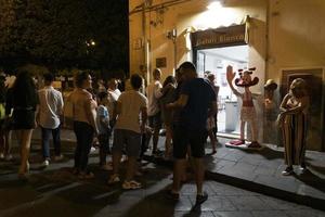 noto, itália - 19 de julho de 2020 - sem distanciamento social na rua após o coronavírus cobiçoso foto