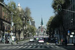 cidade do méxico, méxico - 5 de novembro de 2017 - pessoas no mercado de rua da cidade foto