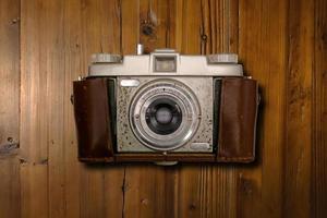 vintage Câmera em uma de madeira escrivaninha foto