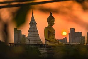 panorama do grande Buda dentro a cidade ampla Buda estátua dentro Bangkok wat pak nam phasi charoe Tailândia foto