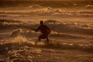 kitesurfer às pôr do sol foto