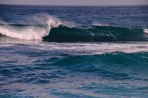 ondas dentro a oceano foto