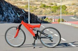 bicicleta esportiva vermelho foto