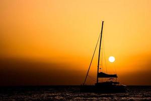 pôr do sol sobre o mar foto