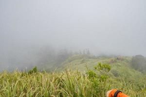 a caminho indo para pico montanha, com savana e nebuloso vibrações. a foto é adequado para usar para aventura conteúdo meios de comunicação, natureza poster e floresta fundo.