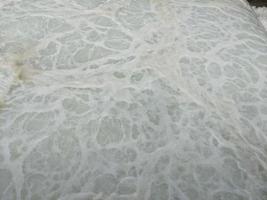 textura e superfície do água do mar outono em a poder plantar com espuma em a emissário. a foto é adequado para usar para indústria fundo, meio Ambiente poster e natureza contente.