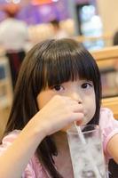 menina bebendo água foto