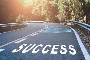 palavra de sucesso na estrada representa o início de uma jornada para o destino