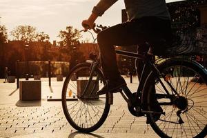 Senior homem passeio em bicicleta às cidade rua foto