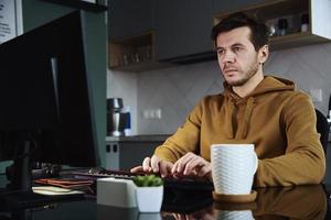 homem trabalhando atrasado remotamente às casa foto