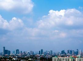 bangkok, tailândia - 13 de fevereiro de 2018 horizonte urbano da cidade de bangkok no centro da cidade e a nuvem no céu azul. imagem de visão ampla e alta da cidade de bangkok foto