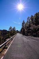 estrada através a cênico panorama foto