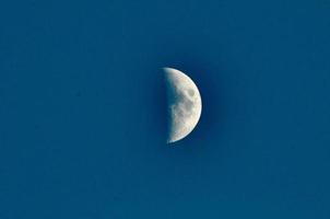 lua em Sombrio azul céu foto