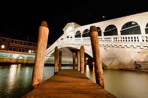 rialto ponte às noite foto