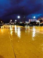 sereno público parque no meio uma chuva banho, pacífico fuga a partir de a movimentado cidade vida foto