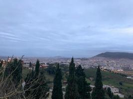 deslumbrante e panorâmico Visão do a movimentado e dinâmico cidade do tetouan, capturando Está beleza, energia, e vibrante charme foto