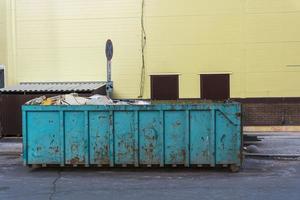azul deposito de lixo para msw, uma ampla transporte ferro recipiente foto