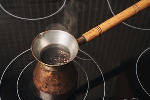 ebulição turco com café em a fogão foto