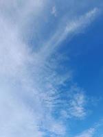 lindas nuvens brancas sobre fundo de céu azul profundo. grandes nuvens fofas e brilhantes cobrem todo o céu azul. foto