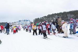 anual totalmente russo Esportes evento açao esqui rastrear do Rússia. desportivo estilo de vida para adultos, crianças, família feriado em pelo país esquiar - massa raça em uma Nevado acompanhar. Rússia, Kaluga - marcha 4, 2023 foto