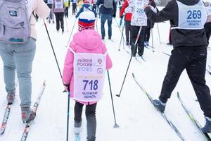 anual totalmente russo Esportes evento açao esqui rastrear do Rússia. desportivo estilo de vida para adultos, crianças, família feriado em pelo país esquiar - massa raça em uma Nevado acompanhar. Rússia, Kaluga - marcha 4, 2023 foto