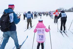 anual totalmente russo Esportes evento açao esqui rastrear do Rússia. desportivo estilo de vida para adultos, crianças, família feriado em pelo país esquiar - massa raça em uma Nevado acompanhar. Rússia, Kaluga - marcha 4, 2023 foto